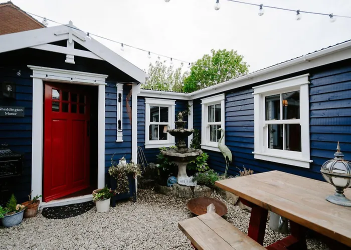Sheddington Manor - 2 Bedroom Guest House & Cinema