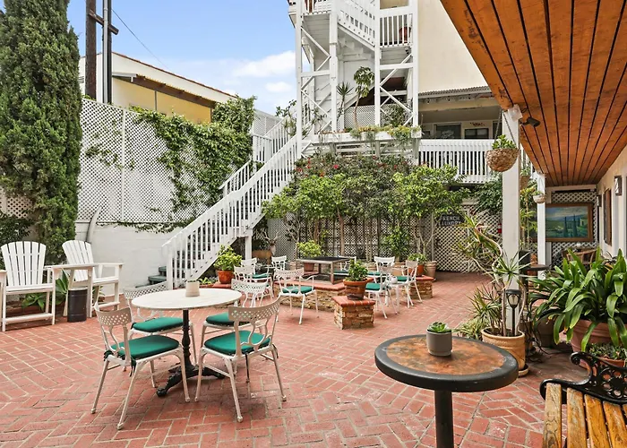 Catalina Courtyard Suites