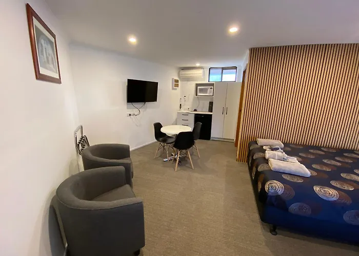 Golden Country Motel And Caravan Park