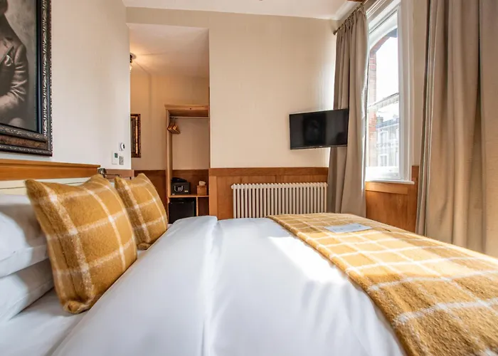Old Farmhouse Pub And Rooms