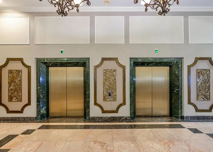 Wyndham Garden Baronne Plaza