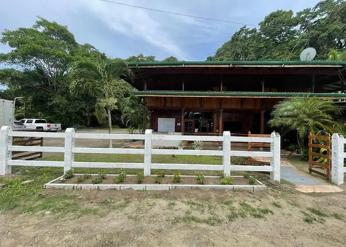 Hotel La Isla Inn