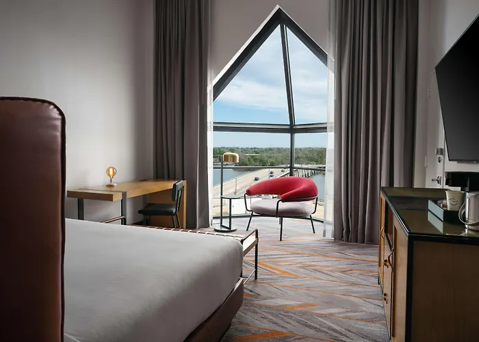 The Landing At Hampton Marina, Tapestry Collection By Hilton Hotel