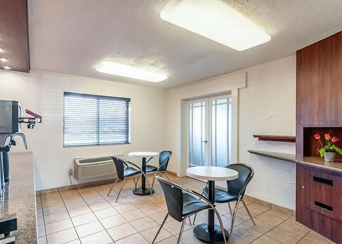 Motel 6-, Il