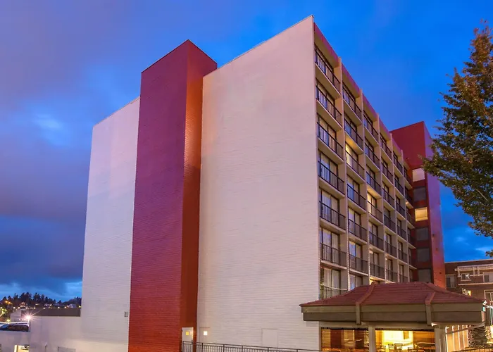 Red Lion Inn & Suites , Governor