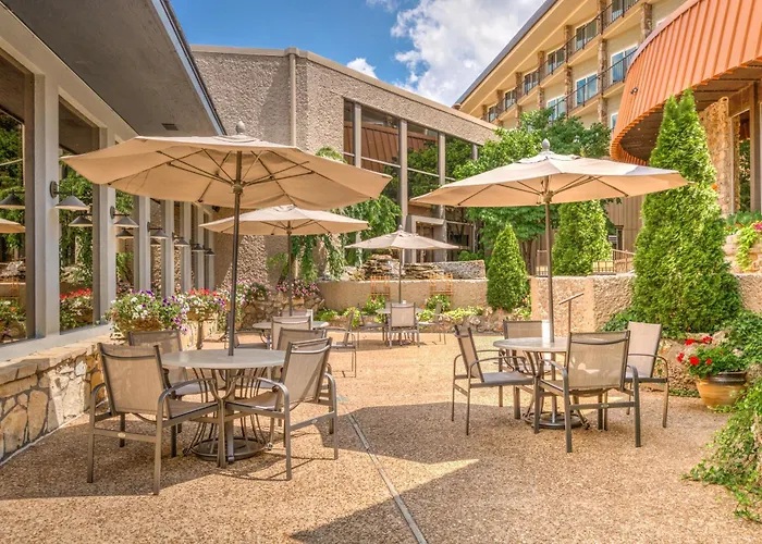 Lodge Of Four Seasons Golf Resort, Marina & Spa