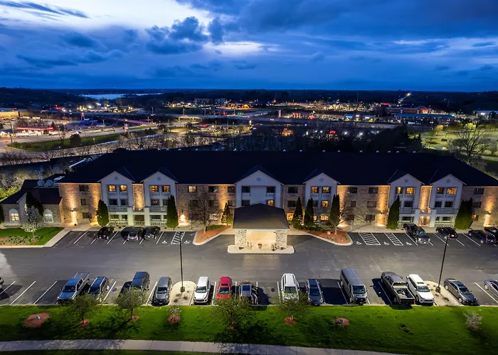 La Quinta By Wyndham Milwaukee Delafield