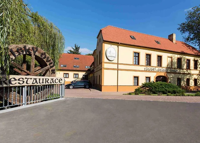 Hotel Selsky Dvur - Bohemian Village Courtyard