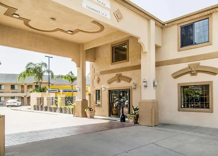 Econo Lodge Inn & Suites