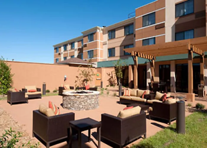 Courtyard By Marriott Alexandria Hotel