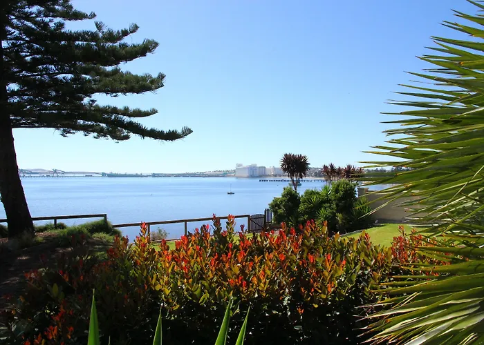 Bay 10 - Suites And Apartments