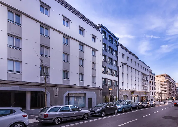 Best Western Plus Suitcase Paris La Defense