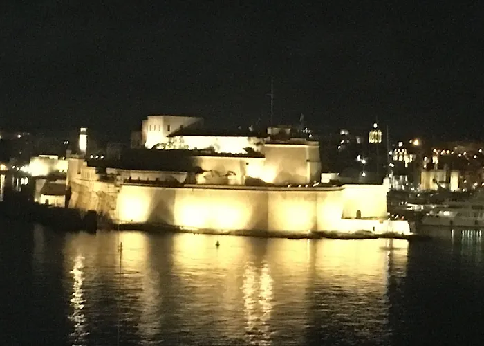 Grand Harbour Hotel