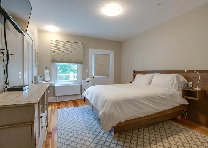 Lakehouse Inn Lee