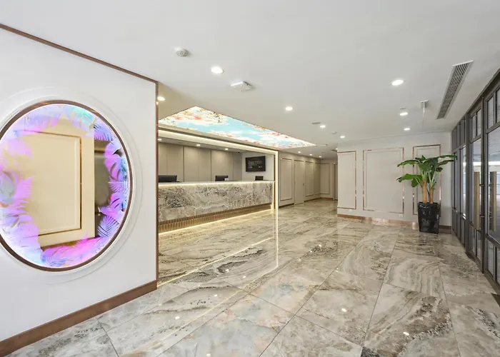 Hotel 81 Palace - Newly Renovated