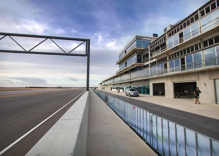 Rydges Pit Lane