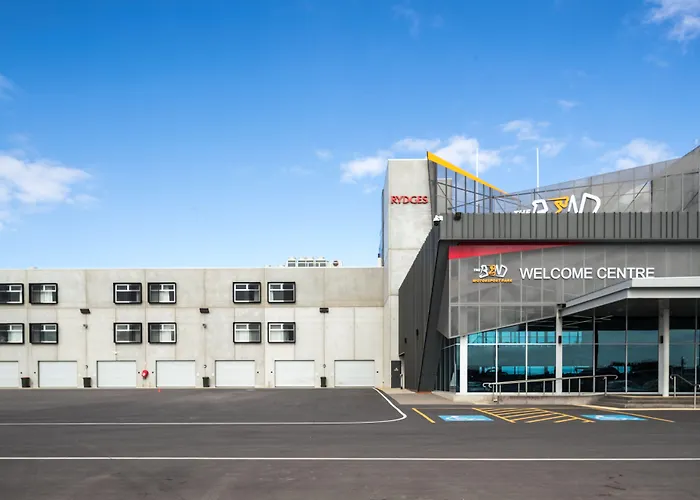 Rydges Pit Lane