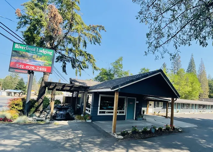 Riverfront Lodging Shady Cove