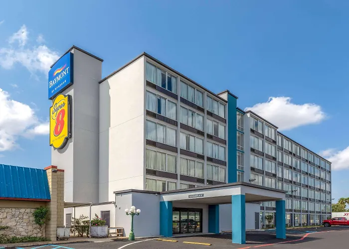 Baymont By Wyndham Laredo