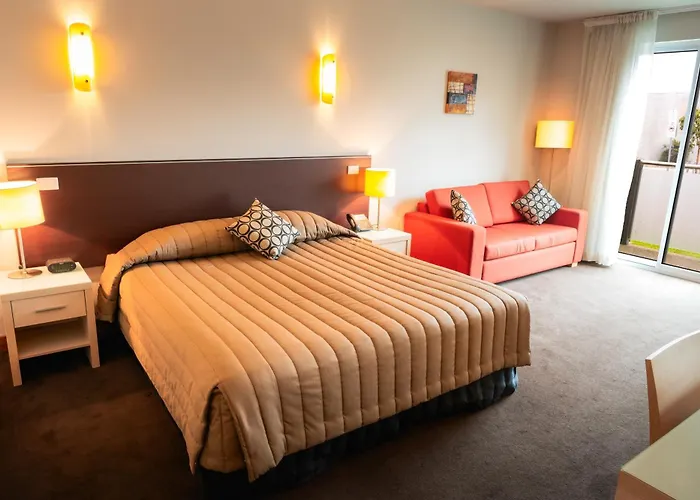 Lynbrook Hotel Hampton Park