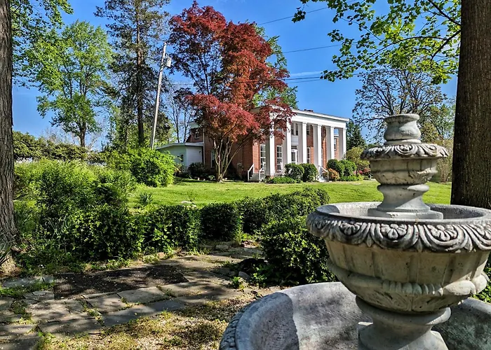 Cromwell Manor Inn