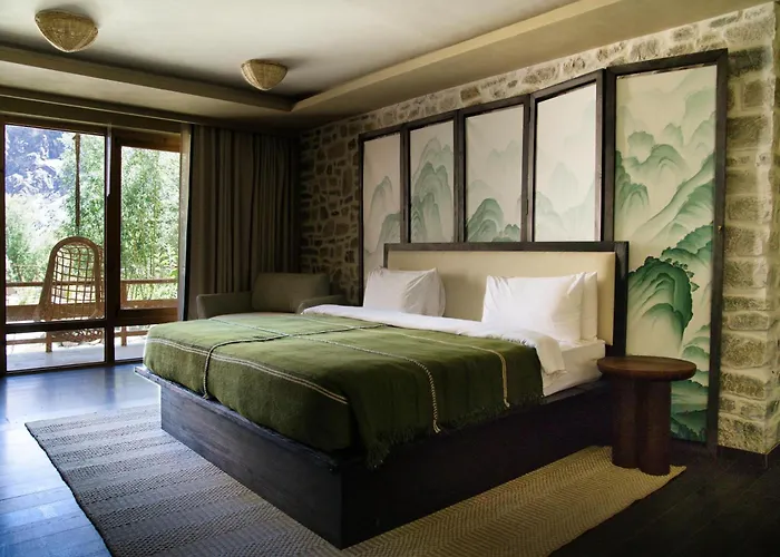 Stone Hedge Hotel