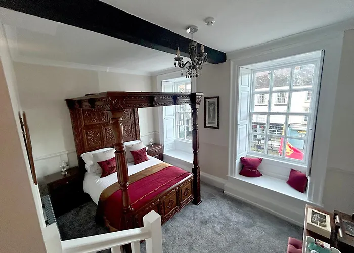 Community Owned Gwesty Owain Glyndwr Hotel
