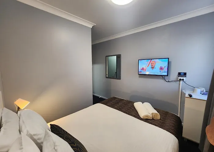 Crest Motor Inn