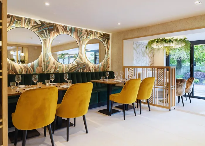Luxury B&B Woodland Pods At Moddershall Oaks