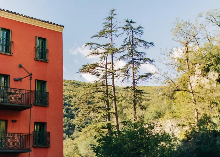 Les Pyrenees - Le Grand Hotel & Le Chateau