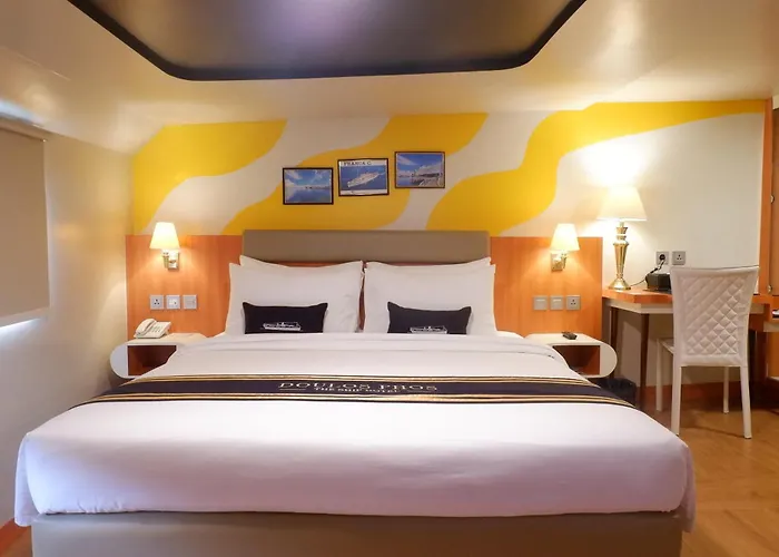 Doulos Phos The Ship Hotel
