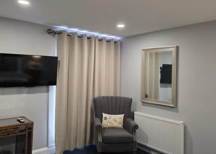 Darlington Arms By The Airport - Free Parking -Bar & Food