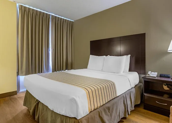 Econo Lodge Inn & Suites - Wheeling