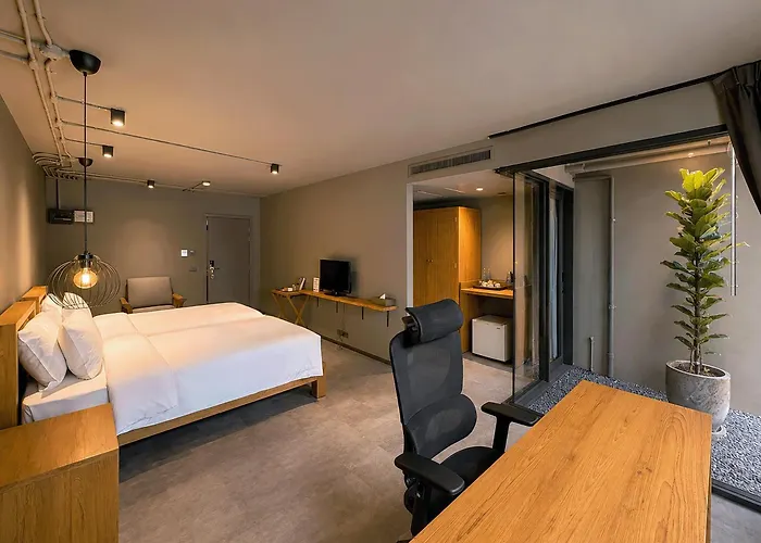 Centric Place Hotel