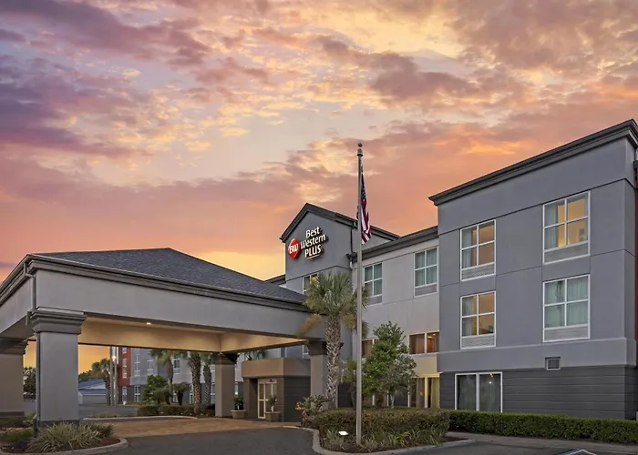 Best Western Plus Chain Of Lakes Inn & Suites