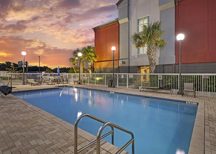 Best Western Plus Chain Of Lakes Inn & Suites