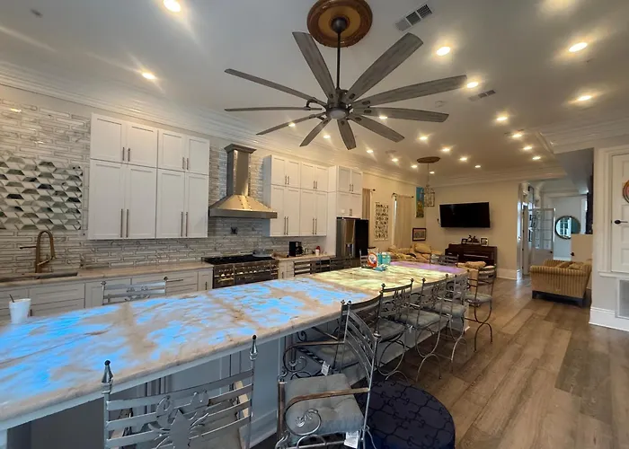 Blue Crawfish Boutique Hotel & Pool Bar