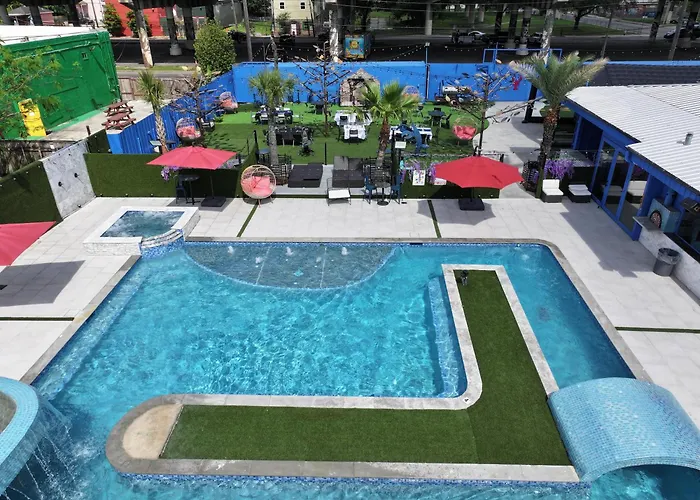 Blue Crawfish Boutique Hotel & Pool Bar