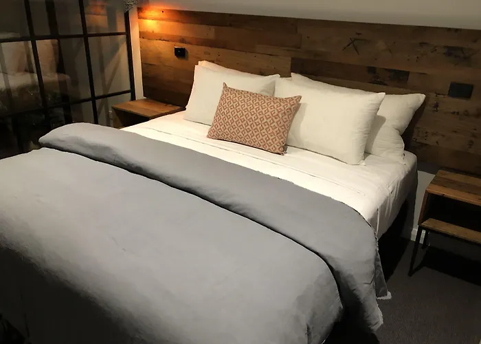 Timber Door Luxury Accommodation Geelong