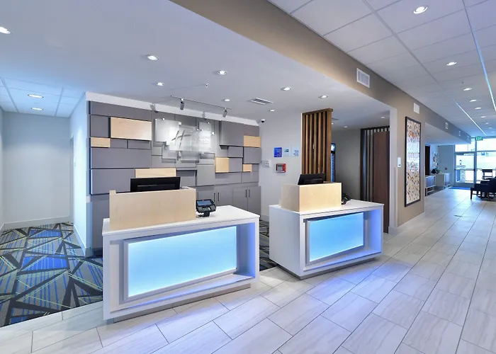 Holiday Inn Express & Suites - By Ihg