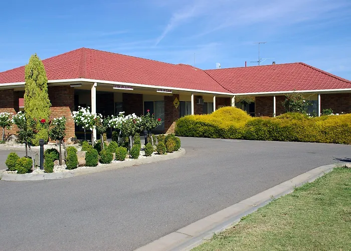 Pines Country Club Motor Inn