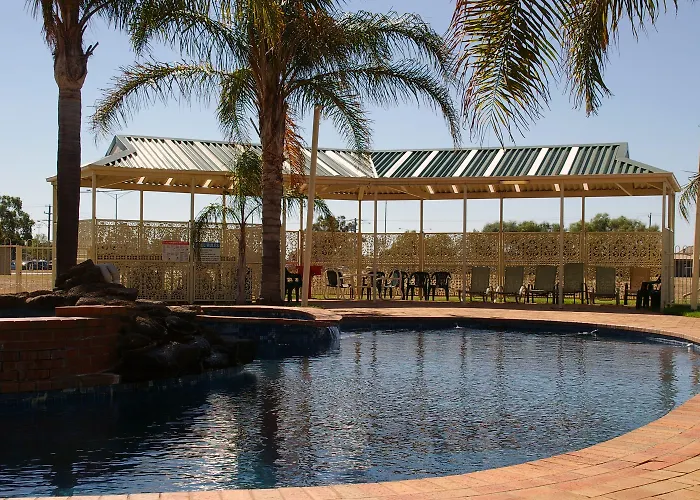 Pines Country Club Motor Inn