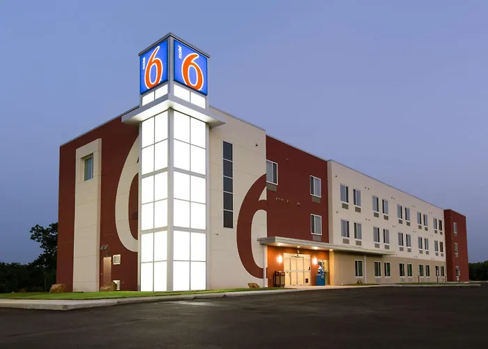Motel 6 , Mo