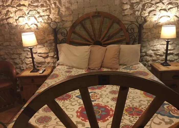 Historic Leakey Inn
